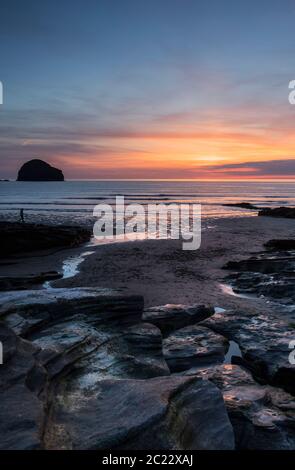 Trebarwith Strand au coucher du soleil à Cornwall, England, UK Banque D'Images