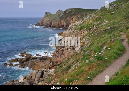 Le sentier côtier entre Nanjizal et les terres se termine avec Carn Boel sur la ligne d'horizon, dans la région de Penwith ouest de Cornwall, Royaume-Uni Banque D'Images