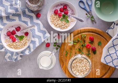 Petit déjeuner sain délice, yaourt à l'avoine et à la framboise Banque D'Images