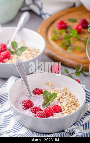 Petit déjeuner sain délice, yaourt à l'avoine et à la framboise Banque D'Images