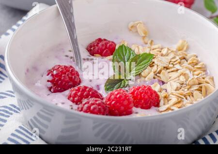 Petit déjeuner sain délice, yaourt à l'avoine et à la framboise Banque D'Images