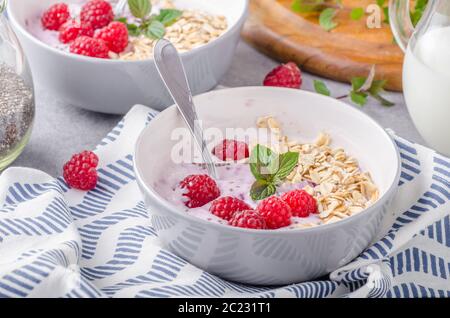 Petit déjeuner sain délice, yaourt à l'avoine et à la framboise Banque D'Images