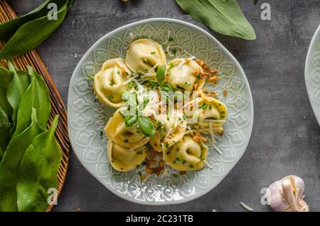 Ail Tortellini farci et épinards à l'oignon frit Banque D'Images