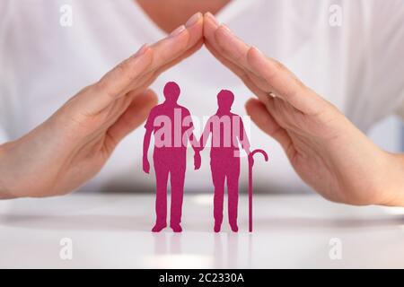 Close-up of Woman's hand protection Senior Couple Chiffres découpe sur fond blanc 24 Banque D'Images