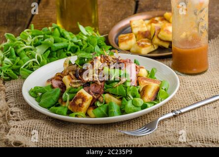 Avec gnocchi de pommes de terre salade d'été, du bacon et des oignons frits. Puis bouilli Gnocchi frits sur croustillant d'or à la batée Banque D'Images