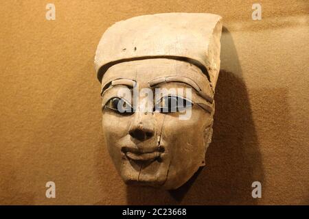 Saint-Pétersbourg, Russie - SEPTEMBRE 13,2016 : un ancien visage pharaon en bois. Un fragment d'un sarcophage. Banque D'Images