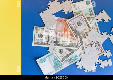 Pièces de puzzle manquantes sur argent dollar ob bleu fond, Business solution concept, clé pour le succès.Conceptual de ne jamais mettre fin aux conflits Banque D'Images