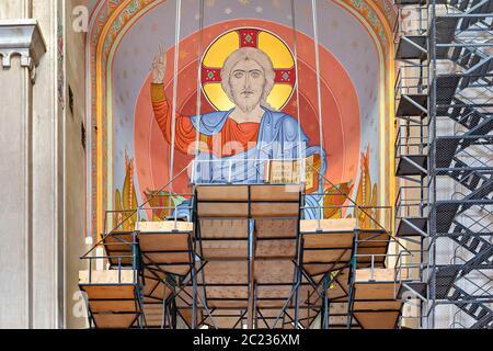 Travaux de restauration et peinture de l'image de Jésus-Christ dans la cathédrale de Sameba, connue aussi sous le nom de cathédrale Sainte-Trinité, à Tbilissi, en Géorgie, en 2017 Banque D'Images