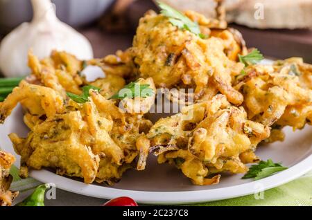 Bhajis oignon croustillant, de délicieux aliments de rue, Herbes et Ail Banque D'Images