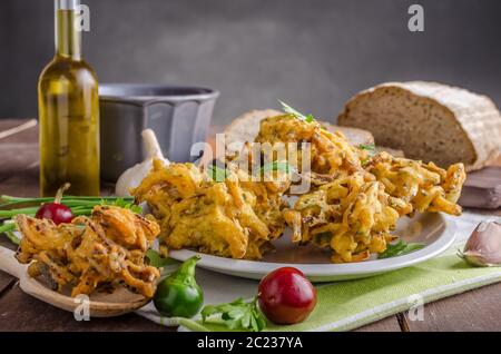 Bhajis oignon croustillant, de délicieux aliments de rue, Herbes et Ail Banque D'Images