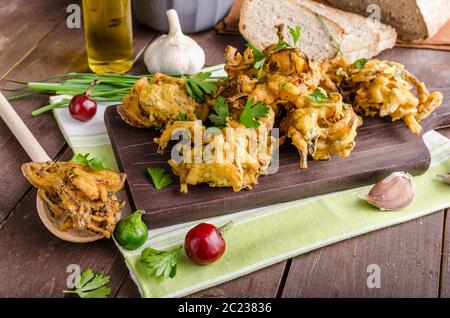 Bhajis oignon croustillant, de délicieux aliments de rue, Herbes et Ail Banque D'Images