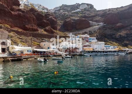 Le port d'Ammoudi, petit port sous le village d'Oia à Santorini, Grèce Banque D'Images