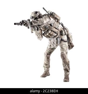 L'infanterie de l'armée moderne carabinier dans l'uniforme de camouflage, casque radio sur casque, ammo sur porte-charge, furtivement, accroupi, visant et tir avec service ri Banque D'Images