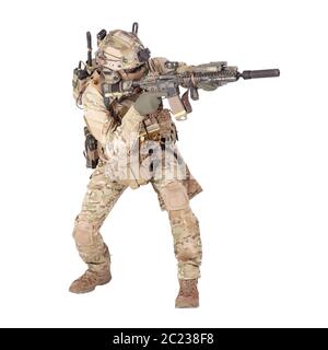 L'infanterie de l'armée moderne carabinier dans l'uniforme de camouflage, casque radio sur casque, ammo sur porte-charge, furtivement, accroupi, visant et tir avec service ri Banque D'Images