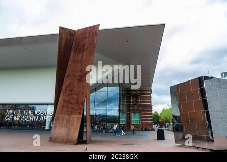 Amsterdam, pays-Bas - 9 septembre 2018 : façade du musée Van Gogh avec des gens autour du Museumplein (place du musée) à Amsterdam, pays-Bas Banque D'Images