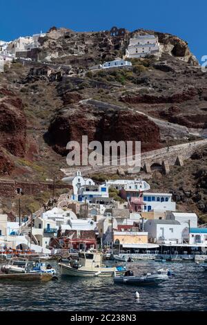 Le port d'Ammoudi, petit port sous le village d'Oia à Santorini, Grèce Banque D'Images