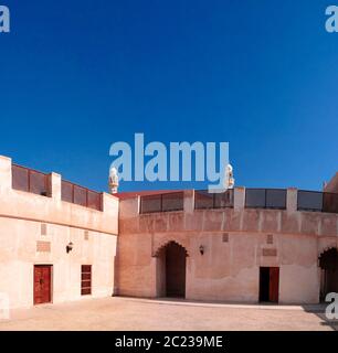 Vue extérieure de la maison et de la mosquée Sheikh ISA Bin Ali Al Khalifa, Manama, Bahreïn Banque D'Images