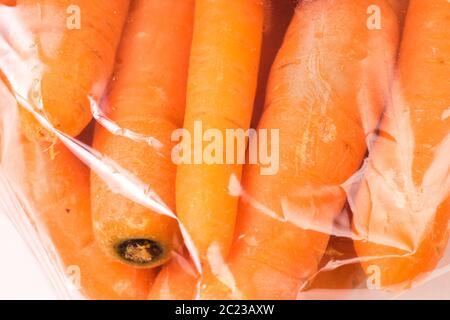 Botte de carottes biologiques emballés dans des sacs en plastique Banque D'Images