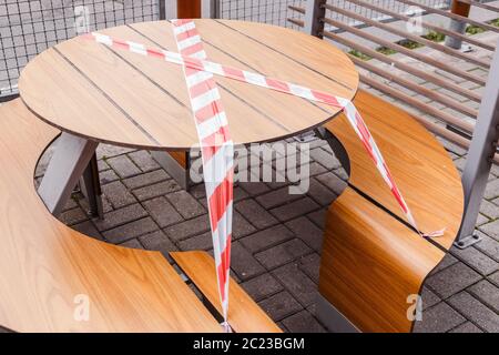 Le café extérieur est fermé pour quarantaine pendant l'épidémie de coronavirus. L'accès au restaurant, au café est interdit pendant la durée de la pandémie, les sièges sont Banque D'Images