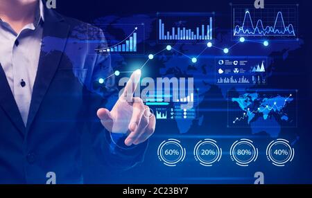 Homme d'affaires appuyant sur le bouton du panneau virtuel sur fond bleu, court Banque D'Images