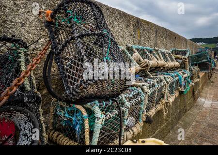 boîtes de ramassage de crabe et de homard prêtes pour la prochaine prise. Piéger des boîtes pour attraper des crabes et des homards sur le fond de mer de St ives Cornwall Banque D'Images