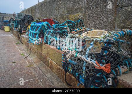 Boîtes de ramassage de crabe et de homard prêtes pour la prochaine prise. Piéger les boîtes pour attraper les crabes et les homards sur le fond de mer de St. Ives Cornwall Banque D'Images