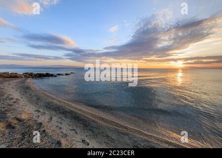 Lever du soleil dans Afytos beach. La péninsule de Kassandra Halkidiki, Grèce Banque D'Images