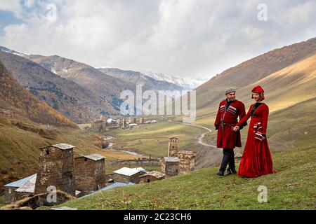 Couple géorgien en costumes nationaux à Ushguli, dans les montagnes du Caucase, en Géorgie Banque D'Images