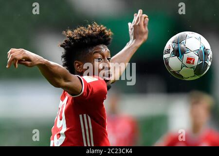 Brême, Allemagne. 16 juin 2020. Football: Bundesliga, Werder Bremen - FC Bayern Munich, 32e jour de match au stade Wohninvest Weser. Kingsley Coman de Bavière contrôle le ballon. Crédit : Martin Meissner/AP-Pool/dpa - REMARQUE IMPORTANTE : Conformément aux règlements de la DFL Deutsche Fußball Liga et de la DFB Deutscher Fußball-Bund, il est interdit d'exploiter ou d'exploiter dans le stade et/ou à partir du jeu pris des photos sous forme d'images de séquence et/ou de séries de photos de type vidéo./dpa/Alay Live News Banque D'Images