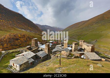 Maisons de village médiéval avec tours à Ushguli, dans les montagnes du Caucase, en Géorgie Banque D'Images