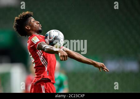 Brême, Allemagne. 16 juin 2020. Football: Bundesliga, Werder Bremen - FC Bayern Munich, 32e jour de match au stade Wohninvest Weser. Kingsley Coman de Bavière contrôle le ballon. Crédit : Martin Meissner/AP-Pool/dpa - REMARQUE IMPORTANTE : Conformément aux règlements de la DFL Deutsche Fußball Liga et de la DFB Deutscher Fußball-Bund, il est interdit d'exploiter ou d'exploiter dans le stade et/ou à partir du jeu pris des photos sous forme d'images de séquence et/ou de séries de photos de type vidéo./dpa/Alay Live News Banque D'Images