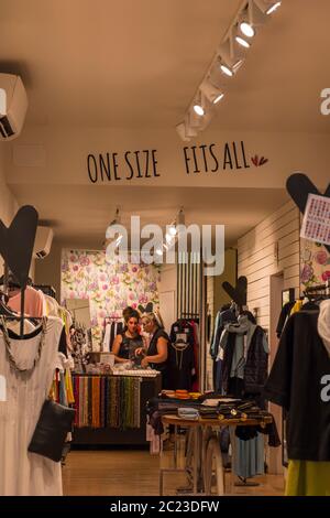 Gênes, Italie - 20 août 2019 : intérieur d'une boutique de mode vêtements et accessoires pour femmes Banque D'Images