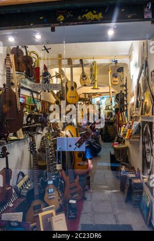 Gênes, Italie - 20 août 2019 : une vitrine de magasin de musique avec divers instruments de musique Banque D'Images