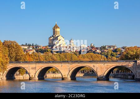 Saarbrucken bridge et cathédrale Sameba à Tbilissi, Géorgie Banque D'Images