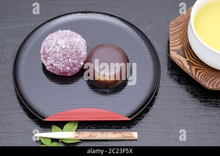 Confiseries japonaises traditionnelles, yokan de gelée de haricots rouges sur fond noir Banque D'Images