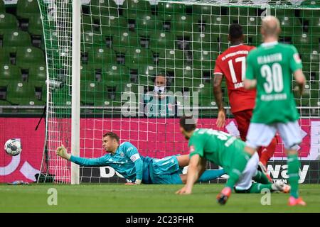 Brême, Allemagne. 16 juin 2020. Football: Bundesliga, Werder Bremen - FC Bayern Munich, 32e jour de match au stade Wohninvest Weser. Le gardien de but bavarois Manuel Neuer (l) économise. Crédit : Martin Meissner/AP-Pool/dpa - REMARQUE IMPORTANTE : Conformément aux règlements de la DFL Deutsche Fußball Liga et de la DFB Deutscher Fußball-Bund, il est interdit d'exploiter ou d'exploiter dans le stade et/ou à partir du jeu pris des photos sous forme d'images de séquence et/ou de séries de photos de type vidéo./dpa/Alay Live News Banque D'Images