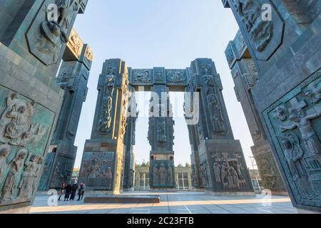 Monument connu sous le nom de chronique de Géorgie ou Stonehenge de Géorgie, à Tbilissi, Géorgie. Banque D'Images