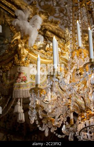 Lustre et décor dans le Queens Chambre (chambre de Marie-Antoinette), Château de Versailles, Paris, France Banque D'Images