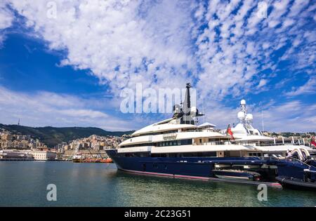 Gênes, Italie - 20 août 2019 : Yacht de luxe dans le Porto Antico di Genova ou le Vieux Port de Gênes, région de Ligurie, Italie Banque D'Images