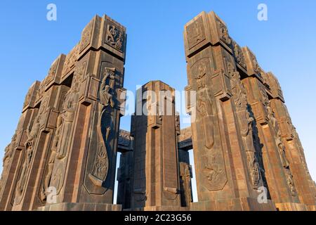 Monument connu sous le nom de chronique de Géorgie ou Stonehenge de Géorgie, à Tbilissi, Géorgie. Banque D'Images