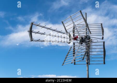 Antenne directionnelle pour la réception de la télévision numérique DVB-T et DVB-T2 contre un ciel bleu Banque D'Images