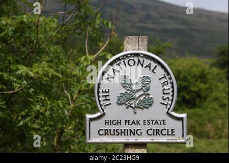 Panneau National Trust pour le cercle historique de broyage du minerai de fer Odin Mine à Castleton dans le parc national du Derbyshire Peak District Banque D'Images