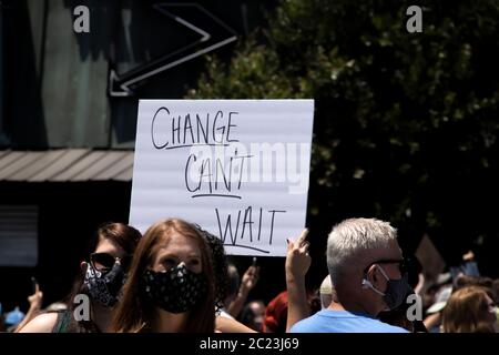 05-30-2020 Tulsa USA change - panneau « CAn't Wait » au BLM Protest avec des manifestants flous autour de lui Banque D'Images