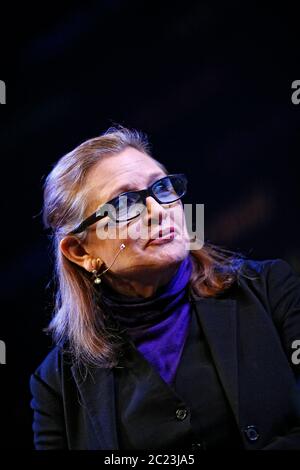 Carrie Fisher parle de sa carrière de romans et de films au Hay Festival le 24 mai 2014. ©PRWPhotography Banque D'Images