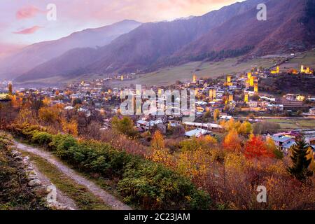Vue sur la ville de Mestia dans les montagnes du Caucase, Géorgie Banque D'Images