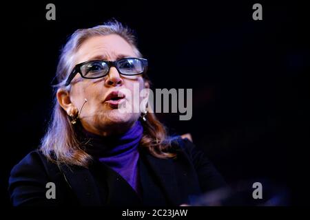 Carrie Fisher parle de sa carrière de romans et de films au Hay Festival le 24 mai 2014. ©PRWPhotography Banque D'Images