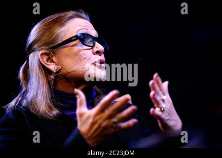 Carrie Fisher parle de sa carrière de romans et de films au Hay Festival le 24 mai 2014. ©PRWPhotography Banque D'Images