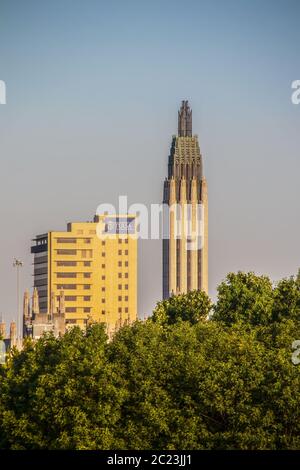 06-14-2020 - Tulsa USA - Oklahoma State University Medical Center et Boston Avenue Methodist Church tour au-dessus des arbres dans la ville Banque D'Images