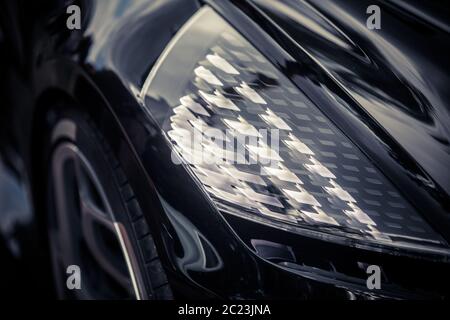 Gros plan de certains phares d'automobile LED. Banque D'Images