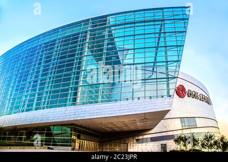 06-14-2020 Tulsa USA - entrée et longue façade en verre qui entoure le centre BOK en début de matinée avec le soleil qui se lève Banque D'Images